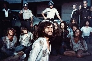 Это кадр из сериала Хелтер Скелтер. Это актер а не сам Менсон