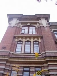 Я понимаю, что идёт тупая придирка к словам, однако потрачу время на объяснение, почему я написал именно "СССР", а не "Советская Россия". Однако, всё по порядку.
1. На фото Шамовская больница в Казани. Выщербина слева - это попадание в августе 1918 г. артиллерийской болванки при штурме Казани войсками Каппеля. Я помню эту выщербина, наблюдал её каждый раз, когда проходил мимо. Хочешь сказать, что в центре города в центре европейской части России, просто так решили пострелять из артиллерии по больнице? Недавно там сделали ремонт и открыли отель. К сожалению, эту выщербину заделали.
2. Польша не вела войну с независимыми государствами, т.к. ССРБ вошла в состав РСФСР в 1919г. (была переименована в БССР), а УССР - в 1920г.
3. Так как РСФСР, БССР и УССР являлись республиками-основателями СССР в 1922г., получается, что де-факто Польша воевала с СССР.
4. Это не оправдание событий 1939г., а негодование по поводу того, как это событие описывают ничего не понимающие в истории люди.