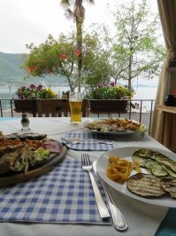 Вот откуда она взялась на фото?