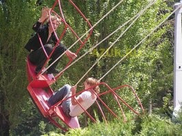 Может кто помнит! В середине 80-х, на майские праздники, в ЦПКиО им. Горького, бухая парочка наипнулась с качелей "лодочка"...Оба наглушняк! Баба сразу, а мужик стонал долго, но "скорой" не дождался! Мне лет 12 было, все видел...Потом худо сделалось! Тошнило в фонтан...