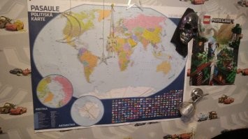 не первый год висит