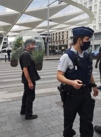 Живя в Брюсселе и не такое увидишь :) это Брюссель норд :) там можно такое увидеть что хрен когда забудешь :)