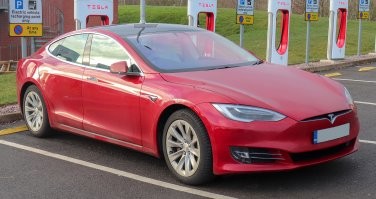 Вооруженный угонщик не смог завладеть автомобилем Tesla из-за необычных дверных ручек