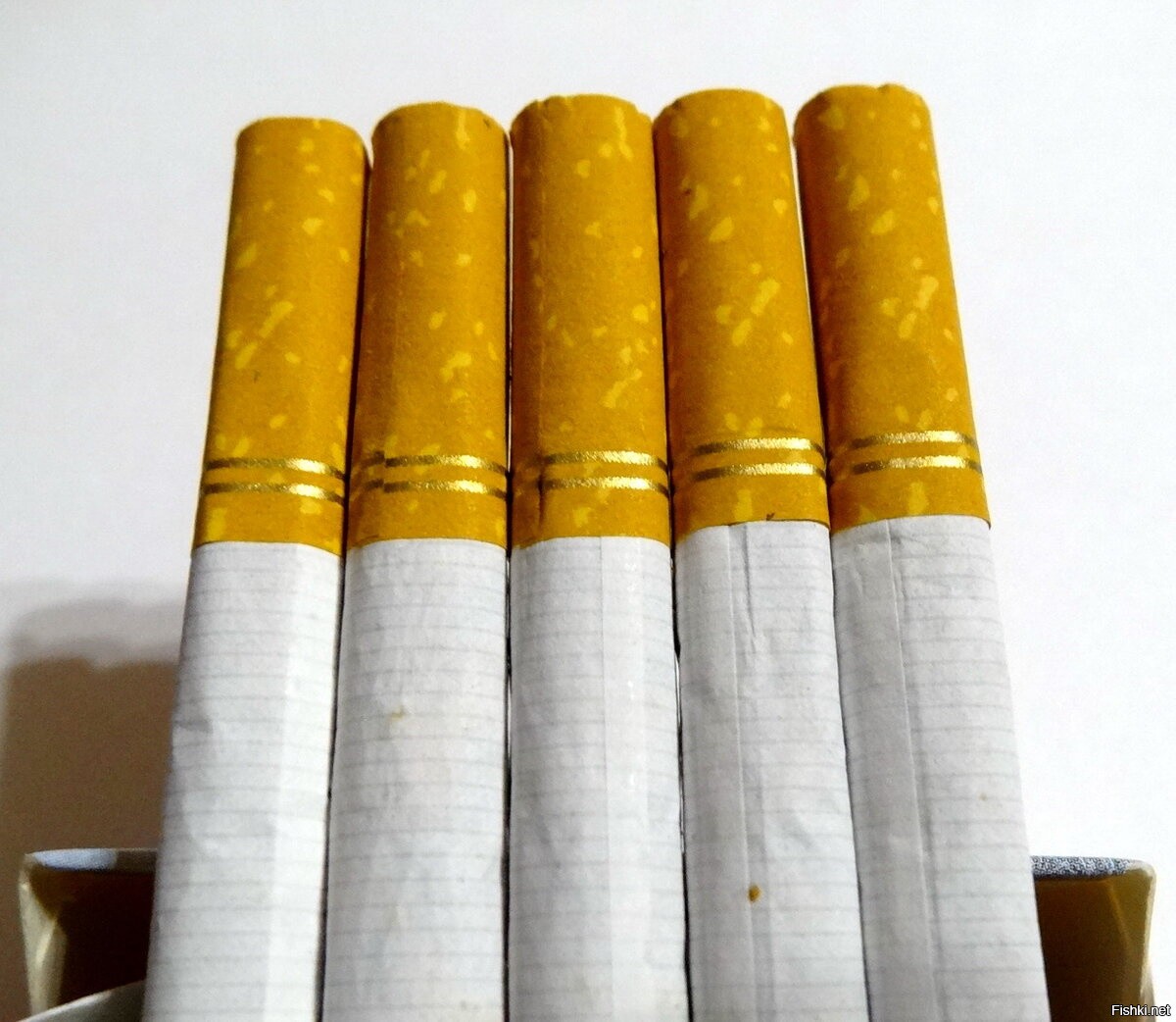 Сигареты с золотым фильтром. Сигареты с фильтром. Сигареты с желтым фильтром. Сигареты с золотой полоской. Сигареты с золотой полоской на фильтре.