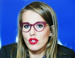 Очки придают человеку вид умного интеллектуала. Даже если он в сущности - кобыла сраная.