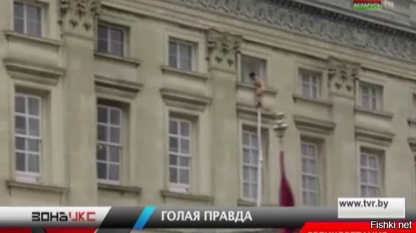Нашелся поборник морали понимаешь! Прям кто то посмел о королевской семье не в том ключе! Я понимаю бы ещё это 1,5 миллиарда индусов были которым августейшая фамилия концлагерей настроила,геноцид устроила и сипаев к пушкам привязывала! Ну или 1,5 миллиарда китайцев которых "старая добрая Англия" принуждала опиум покупать! Так ведь нет! Прилетело откуда не ждали от неблагодарного сына Дианы и её охранника! Сразу и жена у него стала глупой, напыщенной, бездарной, безродной и очень некрасивой стареющей увядающей бабенкой(ц),и он сам Дурак дураком: бухает, раздевается до гола в людных местах, зигует, нарядившись в нацистскую форму, кидается бить журналистов и др(ц).
Прям позорят такую семейку,на которой пробы негде ставить! Резюме у них конечно такое,и рабами торговали,и наркотой барыжили,пиратствовали,геноцидили себе,с фашистами дружили,и тут такой конфуз - Принц ведёт себя не подобающе! Ещё бы на него и свалили что это из его окон во дворце голые мужики по простыням вылазят! И ведь это в просвещеннейшей и наикультурнейшей Европе,никогда такого не было и вот опять!