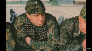 Я служил солдатом после универа в момент выхода фильма - каждая фраза была в тему. Например такой момент, плац перед штабом, мне в штаб, но никого нет и птицы не поют. На всякий случай захожу в кусты, а там уже 3 человека!!! Стоим, переглядываемся, молчим. Тут ОН - наш "генерал Талалаев". Выбегает, садится в Волгу и ему еще только открывают ворота из части, а на плац как из мешка народу насыпало, повыбегали тараканы по своим делам.
P.S.
Для тех кто не в танке - загреметь за неподшитый воротничок, грязные сапоги или недовольную морду на 3-е суток от такого легко. Потому и ныкались.