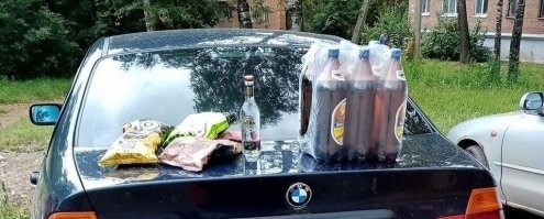 я вот этого не понимаю,если бэха чувака то вдвойне,дешманское пиво и 0.5 белой !!!! чипсики какие то  ёперный стыд.