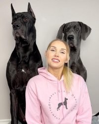 У девушки такое лицо,как будто она сделала важное открытие в науке