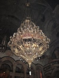 Фото из личного архива, 10-ти летней давности. 
Храм Гроба Господня, Иерусалим, Израиль, Христианский кафоликон, в 20 метрах напротив входа в "Гроб Господень".
Люстра подаренная храму ещё каким то царём России.