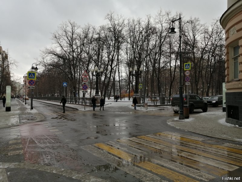 Перекресток Малой Бронной и Ермолаевского переулка (трамваи давно здесь не ходят))