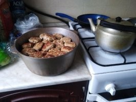 да даже если не дорогие - все одно будет "по полтинничку за котлетку". 100 котлет уже пять штук, а на 8 тысяч всего то 160 котлеток (одна большая кастрюля).