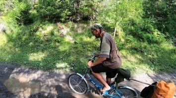 Интересное крепеление багажа. Он там просто болтается на этой палке? А центр тяжести где? Просто у меня такой же велик и я приделала к нему тележку для магазина. Но я езжу только по дорогам и у моего велика есть багажник. Вроде бы, все просто, а на дороге мне несколько раз кричали, что это гениальное решение.
PS Не могу представить - босиком на велике...