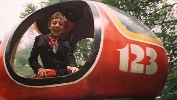 "Самыми дорогими стали летающие аппараты «флипы»   пять штук сделали на заказ в Прибалтике и каждый стоил около 5 000 рублей."
Куда тут можно потратить 5000? 
Даже в те времена.
в старших классах ходил в кружок, судомодельный, как раз в те года. Иногда делали корпуса пластиковые, в смысле из эпоксидки и стеклоткани. Технология простая, затраты - эпоксидка и стеклоткань, ну и что нить на первоначальный макет типа гипса, пластилина, дерева. Потом матрица, потом изделие. Потом шпаклюешь и шлифуешь, можно изготовить ВСЕ. 
Я позже в 92-м обтекатель для ЯВЫ делал, как на плакатах с японскими мотоциклами. Взял за основу восходовский маленький, налепил как хотел гипсом, сделал матрицу из двух половинок и клепал их. Потом даже и шлемак 
Но потратить на почти простой шарик 5000!!! Это гениально, прибалты  кого то хорошо нае#@ли