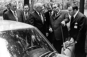 Дорогому леониду Ильичу дарили немного другие автомобили.
Например Mercedes 450 SE.