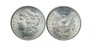 Помню в пионерском лагере в 86том году шел к яблочному саду и там такой же люк и блестит какая то монетка так я эту крышку сам снял слез туда достал протираю а это один доллар год точно его не помню но это доллар . Приезжают родители в воскресение с всякими сладостями я им смотрите что нашел папа схватил говорит ты кому то рассказывал про это? я говорю нет это секрет он его резко в бумажник . Короче примерно в 89 году он его нормально продал :) Вот такой как на фото