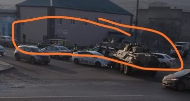 Ты на фото видишь ровно тоже самое, как БТР наезжает на передок такси. На фото прекрасно видно, что полоса встречи немного не там, где такси, в которую БТР не вписался.
Так что дегенерат, пошел на йух