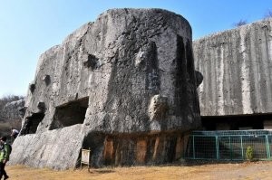 Запретный город далеко не самая загадочная достопримечательность КНР. Например, навскидку : 1. Местечко 德令哈 Дэлинха, рядом с которым находится т.н. стартовая площадка космических кораблей инопланетян ( только если там кого прямо на жд станции Дэлинха повяжут и депортируют без суда и следствия, я не виноват ) . Надпись на табличке: "Руины (города) инопланетян": 



2. 南京阳山碑材 Перу в миниатюре рядом с Нанкином: тут тебе и мегалиты, и пластилиновые технологии, и т.н. "наплывы". Вот это разрешено, можно спокойно туда ехать