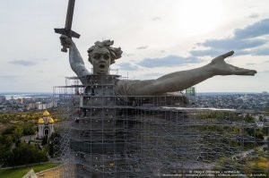 Какое-то время назад из окна смотрю,а она в платье,а нет это леса.)