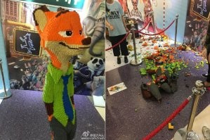 "Маленький мальчик одним ударом руки разрушил скульптуру героя мультфильма «Зверополис», собранную из деталей конструктора Lego, на выставке LEGO Expo"..."Общая стоимость деталей разрушенной скульптуры оценивается в 100 000 юаней ($15 170)".