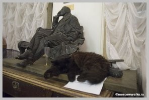 Крылова разместили при советской власти в 1976 году. Местные были не рады, вредили памятникам. В 99г. хотели Булгакову(даже изготовили), но местные уже встали насмерть....