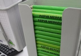 Да это из Леруа карандашик, там их бесплатно дают. И метр бумажный.