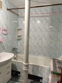 Я такое видел когда две квартиры на площадке объединяли.