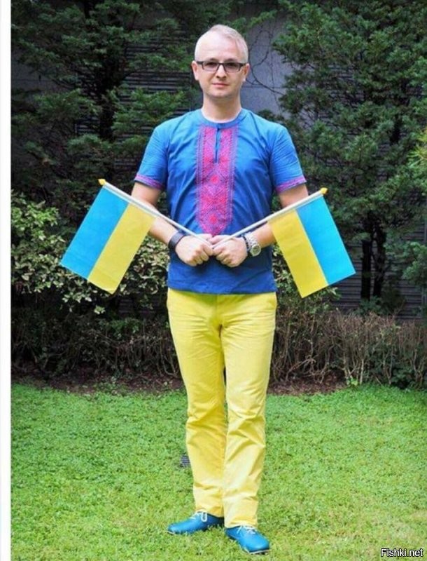 Это тот самый посол, кстати. Педик, как и их идол бандера