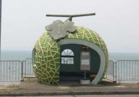 Остановки в виде фруктов и овощей, Конагаи, Япония.