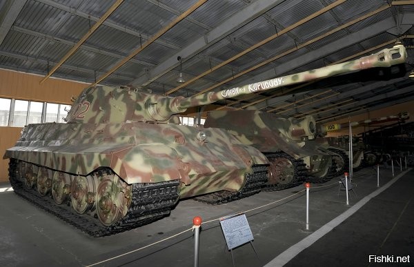 Из=за массивности корпуса и скосов салона силуэт танк напоминает,как будто один дизайнер делал,или вдохновлялся Tiger II.