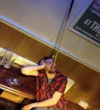 Сон - дело святое: люди, заснувшие в самых нелепых позах и местах