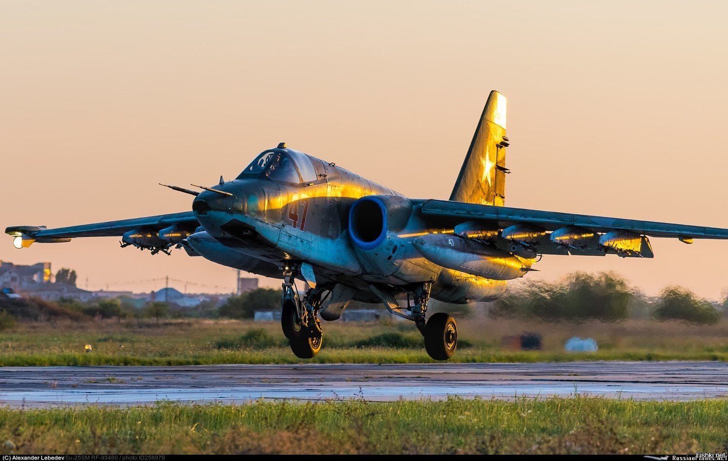 Самолеты сво россия. Грач самолет Су 25. Штурмовик Су-25 Грач. Самолёт Су-25т. Су-25т Грач.