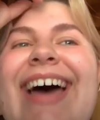 Больше бы животинку показывала, чем свою репу!