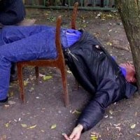 Сон - дело святое: люди, заснувшие в самых нелепых позах и местах