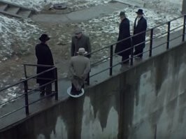 На пляже находят кроссовки с человеческими ступнями внутри