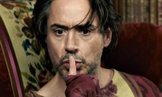 Смотрели филь с Дауни-младшим про Шерлока Холмса? Так вот он разрабатывал в фильме так называемый "домашний камуфляж". Вот и ксюшка так-же замаскировалась - ляжет на стол, и ее не видно...