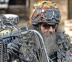 И вот это вот брутальный мужик?

Вот брутальный мужик в возрасте, а в посте педик какой то.