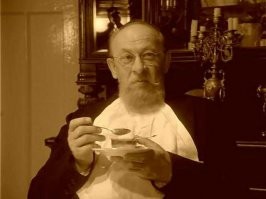 - Ну ответьте же мне, как вам пододеяльник? Если вы скажите это плохо, вы мой кровный враг на всю жизнь. 

- Это бесподобно!

.