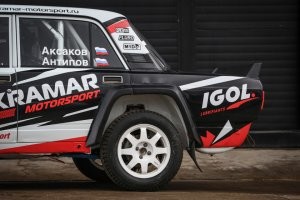 Литые диски прежде всего для уменьшения неподрессоренных масс. Также для уменьшения инертного крутящего момента. А это влияет и на динамику. Так чта они для гонок. Другое дело что они хрупкие и им замена кованые диски. Как видите тут раллийный болид на кованках.