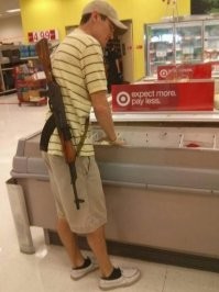 Мне одному кажется, что калаш явно не по росту?...