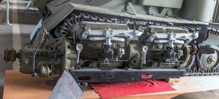 Сначала появился Т-70. "Т-70 оснащался силовым агрегатом ГАЗ-203 из спаренных четырёхтактных рядных шестицилиндровых карбюраторных двигателей жидкостного охлаждения ГАЗ-202 (ГАЗ-70-6004   передний и ГАЗ-70-6005   задний)."