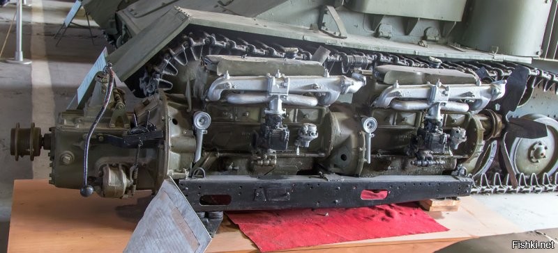 Сначала появился Т-70. "Т-70 оснащался силовым агрегатом ГАЗ-203 из спаренных четырёхтактных рядных шестицилиндровых карбюраторных двигателей жидкостного охлаждения ГАЗ-202 (ГАЗ-70-6004   передний и ГАЗ-70-6005   задний)."
