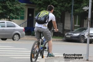 Вот не понимаю я таких людей. Да, можно поставить ногу на дорогу или тротуар, но если вы ездите на нормально велосипеде, с корректно выставленным сиденьем под ваш рост, то на остановке вы либо будете тянуть носок и стоять в неудобной позе, либо будете постоянно слезать с сиденья и садиться на него обратно. При остановке, удобнее всего поставить ногу на возвышенность.