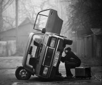 Ну вот тут то все безопасно! До 90-х годов все так и делали! 
Кто очковал запаску в окно пихать, тем опрокидыватель продавался.
Кто в теме, тот знает..