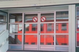 Это, правда, не США, а Шпицберген. Единственное место, куда запрещен вход с оружием, это банк. Хотя мне и это не понятно - бежать-то некуда. Я за легализацию короткоствола и упрощение доступа к оружию для населения (охотничьи "вёсла" не имею в виду).