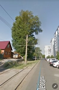 Там летом проезжая часть есть, но зимой этого, как всегда не заметно.  Застрял рядом с рельсами и дорогу перегородил. Ну я так вижу по крайней мере