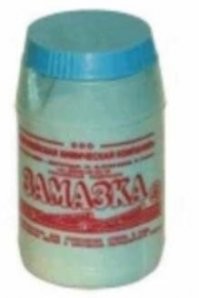 С отцом клеили в году так в 1983, на оконную замазку, вот такую, на 5 точек, прямо на крашенную стенку. Так я в 2014 срубил только со слоем штукатурки... Вроде до сих пор производится )))