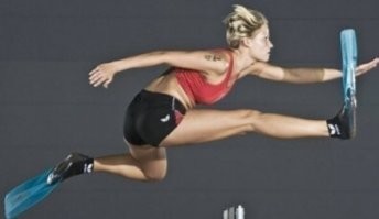 Она чё, в ластах чесала?