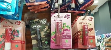 Это маркетинг...
Единственное, что имеет ДРУГОЙ смысл для существования, бальзам для губ. Мужской должен быть вообще без косметических запахов, по любому...