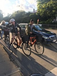 С велоподставкой есть разные вариации. Говорю как велосипедист, что так гораздо удобнее, чем слезать с седла или сидеть вытягивая носок )